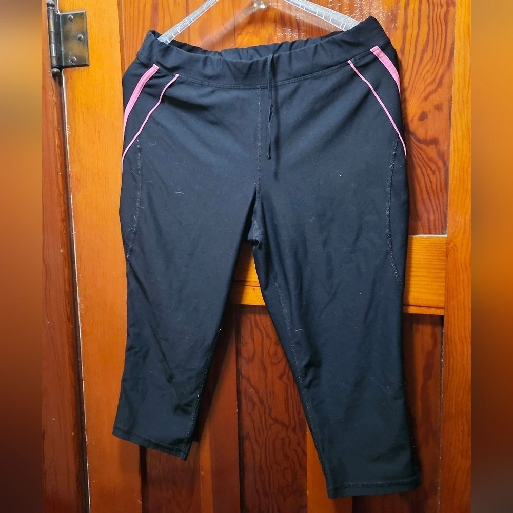 EUC Xersion Black and Pink Capri Leggings - Size Large